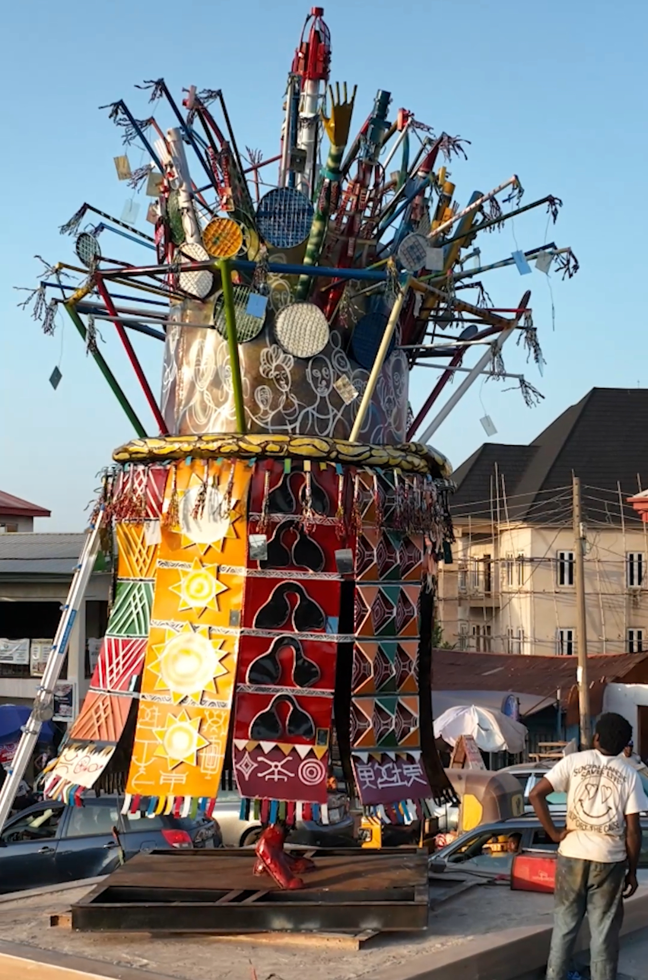 Read more about the article THE DAZZLING IJELE MASQUERADE AT OBIAGU ROUNDABOUT ENUGU BY GOV. MBAH