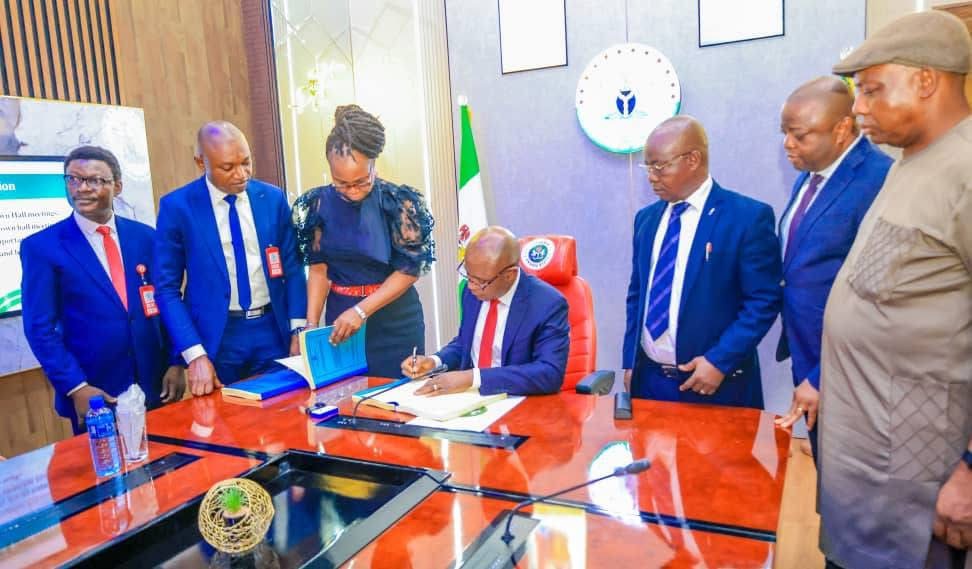 Read more about the article JUST IN: Gov Mbah Signs into Law Bill to Create One-stop Shop for Taxation in Enugu