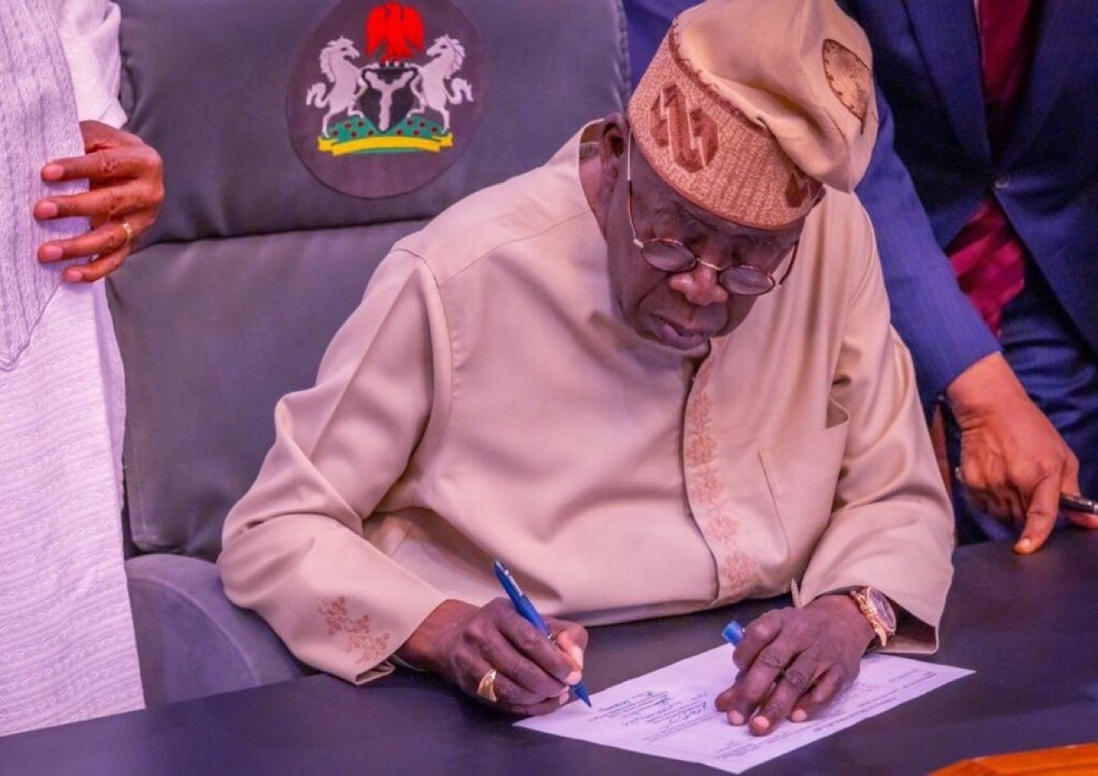Read more about the article Just In: President Tinubu Signs Executive Order Mandating Direct Remittance of All Oil and Gas Revenues to Federation Account
