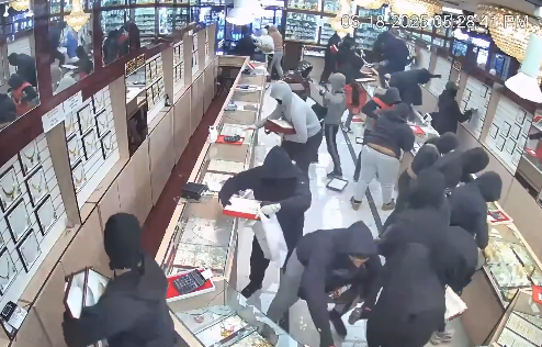 You are currently viewing Large Group Robs California Jewelry Store Stealing Over One Million Dollars